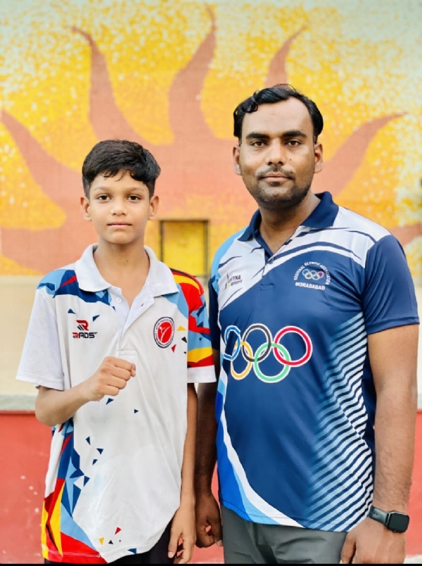 जिला ताइक्वांडो स्पोर्ट्स एसोसिएशन के सचिव व कोच शाहवेज़ अली के साथ आशीष सिंह।