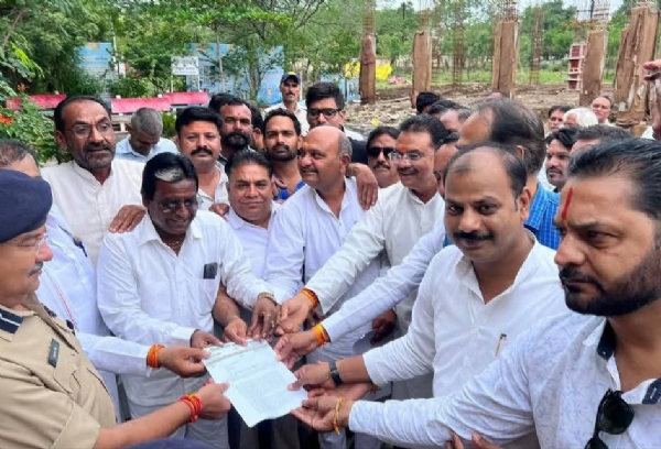 ज्ञापन सौंपते कांग्रेसी।