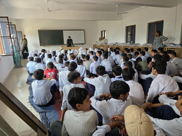 वयाखयान में भाग लेते हुए लाेग्््