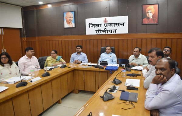 सोनीपत: उपायुक्त सुशील सारवान ने सिंचाई, राजस्व, आपदा प्रबंधन के अधिकारियों को निर्देश देते हुए।