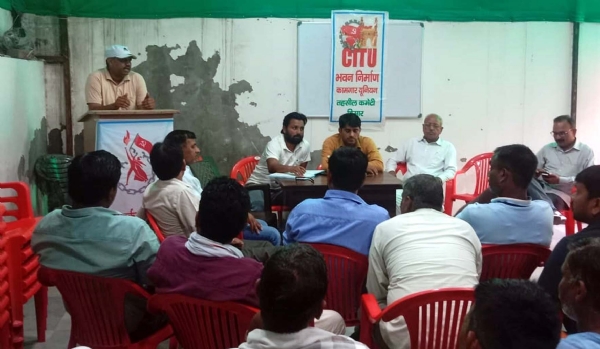 हड़ताल बारे बैठक करते भवन निर्माण कामगार यूनियन के पदाधिकारी।