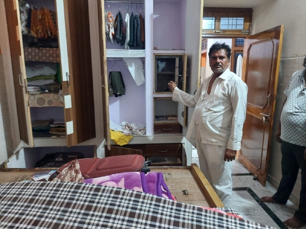 लूट के बारे में बताता ग्रह मालिक, थाने पर मौजूद विधायक एवं अन्य