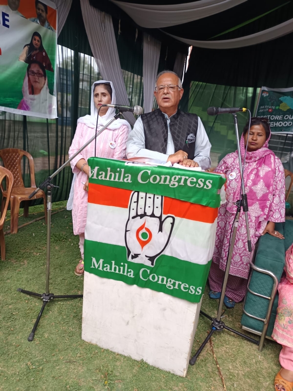 महिला कांगरेस के सममेलन काे संबाेधित करते पीसीसी अधयक्ष््