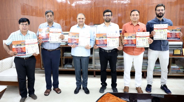 विश्वविद्यालय के कुलपति प्रो. बीआर कम्बोज एबिक कार्यक्रमों से संबंधित पुस्तक का विमोचन करते हुए।