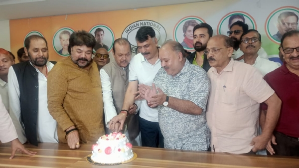 सुबोधकांत का जन्‍मदिन मनाते कांग्रेस के नेता