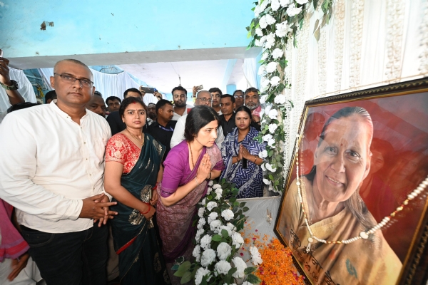 गोरखपुर पहुंची सपा सांसद डिंपल यादव सपा नेताओं के घर जाकर जताई शोक संवेदना*