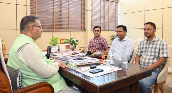 अधिकारियों के साथ बैठक में चर्चा करते गणेश जोशी।