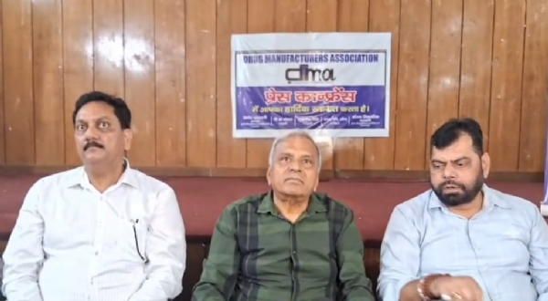 मीडिया से बातचीत करते मैन्युफैक्चरर्स एसोसिएशन के पदाधिकारी।