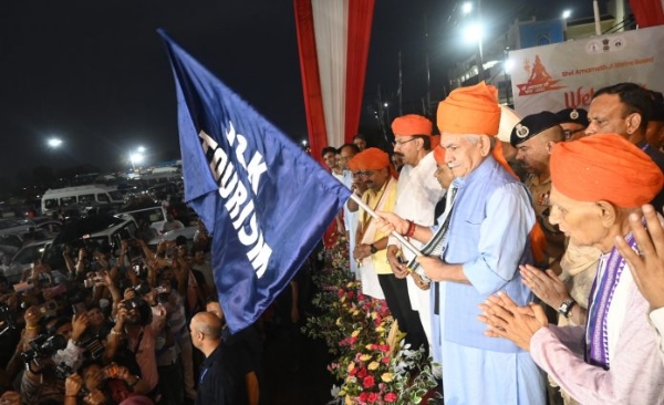 श्री अमरनाथ यात्रा के लिए तीर्थयात्रियों के पहले जत्थे को उपराज्यपाल सिन्हा ने दिखाई हरी झंडी