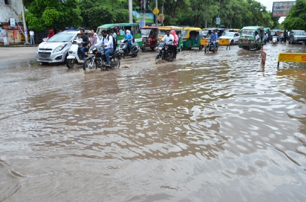 बारिश का छायाचित्र।