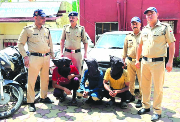 पुलिस गिरफ्त में आरोपित