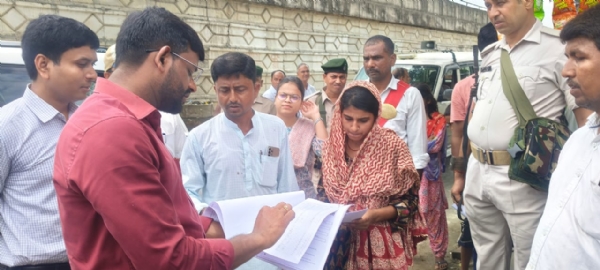 अररिया फोटो:डीएम गैयारी में मतदाता सूची विशेष गहन पुनरीक्षण कार्य का जायजा लेते