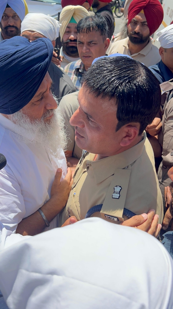 पुलिस अधिकारी के साथ बहस करके आगे बढ़ते सुखबीर बादल