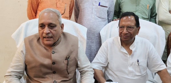 पानीपत में अधिकारियों की बैठक लेते लोक निर्माण एवं जनस्वास्थ्य आभियांत्रिकी मंत्री रणबीर गंगवा
