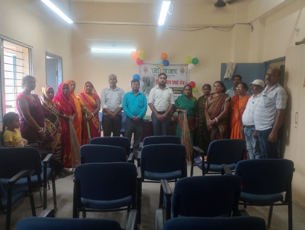 अररिया फोटो:जीविका दीदियों को साफ सफाई का जिम्मा देते