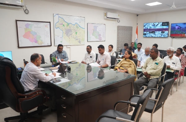 एकलव्य मॉडल स्कूल को लेकर बैठक करते उपयुक्त
