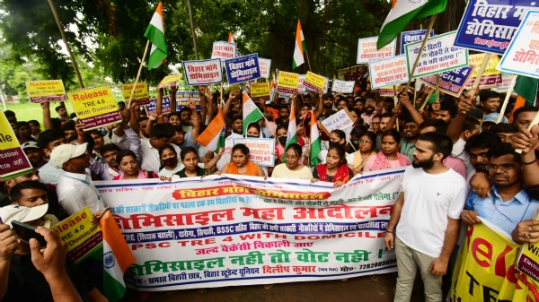 बिहार लोक सेवा आयोग (बीपीएससी) टीआरई 4.0 के अभ्यर्थियों ने डोमिसाइल नीति लागू करने की मांग को लेकर  प्रदर्शन करते