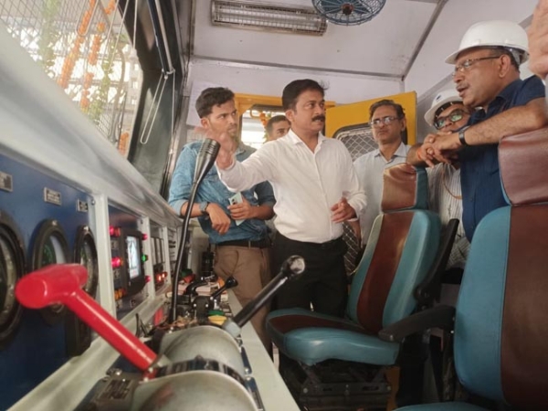 निरीक्षण करते