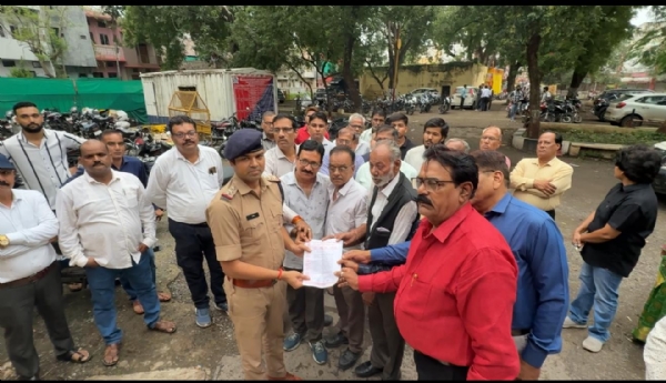 थाना प्रभारी को ज्ञापन देते समाजजन