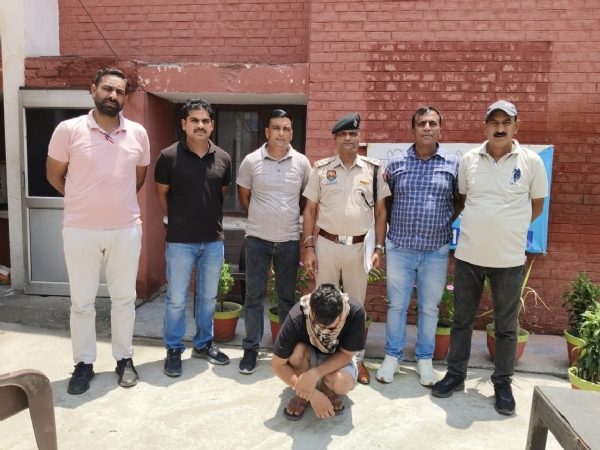 पुलिस की गिरफ्त में आरोपी