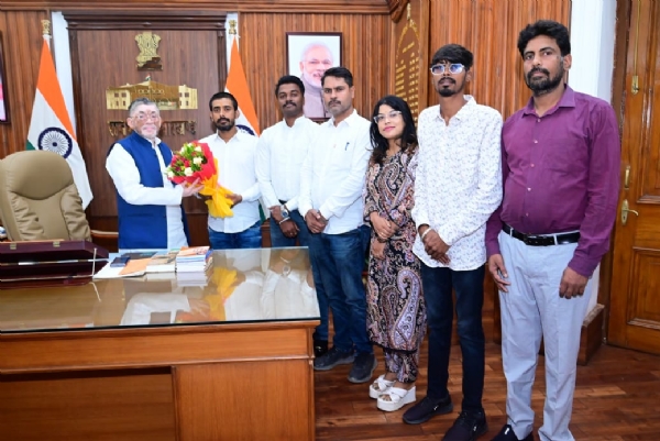 राज्‍यपाल से मुलाकात करते युवा आजसू के सदस्‍य