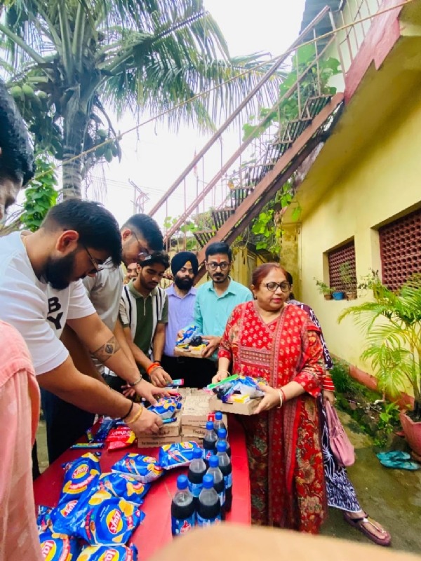 आश्रम में जत्था के सदस्य और बच्चे