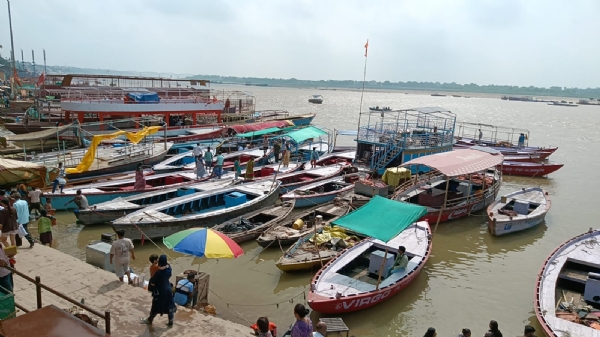 गंगा घाट किनारे का नजारा