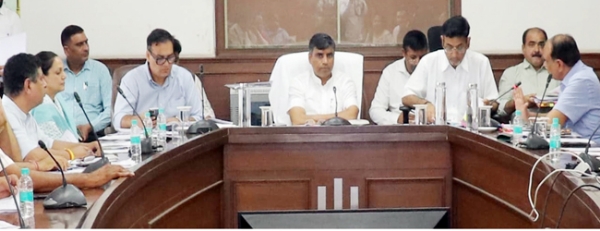 हरियाणा के शिक्षा मंत्री अधिकारियाें की बैठक लेते हुए