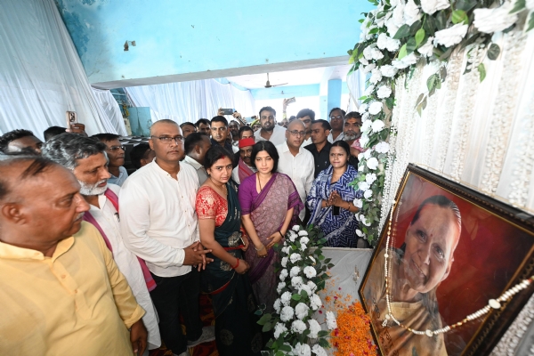 गोरखपुर पहुंची सपा सांसद डिंपल यादव सपा नेताओं के घर जाकर जताई शोक संवेदना*