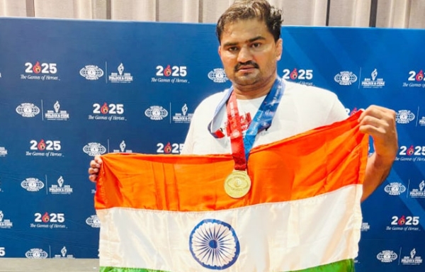 सोनीपत: ग्रीको  रोमन कुश्ती में स्वर्ण पदक जीतने के बाद तिरंगे के साथ पहलवान नवीन मोर।