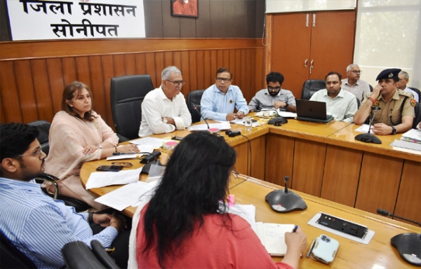 सोनीपत: शहरी  विकास के सलाहकार डीएस ढेसी बैठक की अध्यक्षता करते हुए