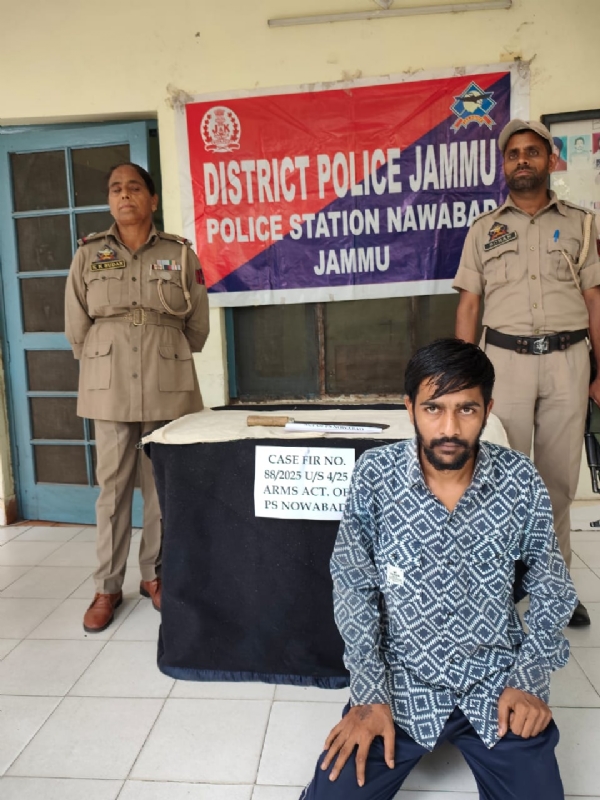 नवाबाद पुलिस स्टेशन जम्मू ने होटल चेकिंग अभियान के दौरान एक व्यक्ति को धारदार हथियार के साथ किया गिरफ्तार
