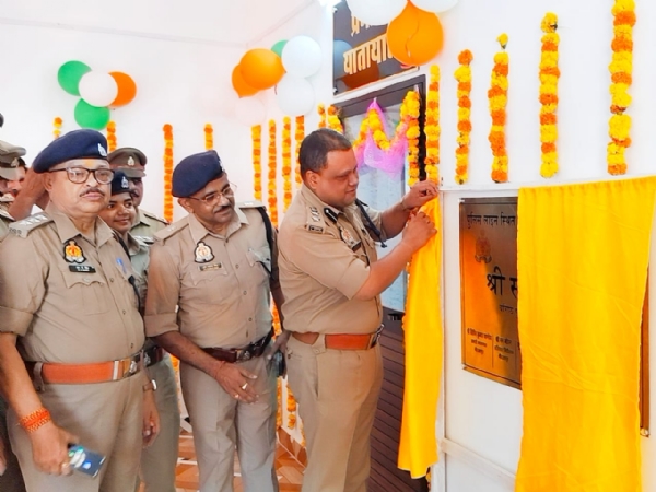 यातायात कार्यालय के नवीनीकरण कार्य का लोकार्पण करते पुलिस अधीक्षक व अन्य।