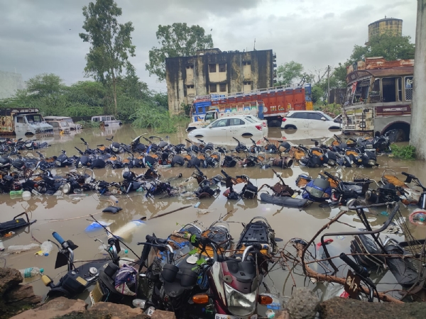 चित्तौड़गढ़ जिले में भारी बरसात के कारण बेगूं थाने में डूबे वाहन।