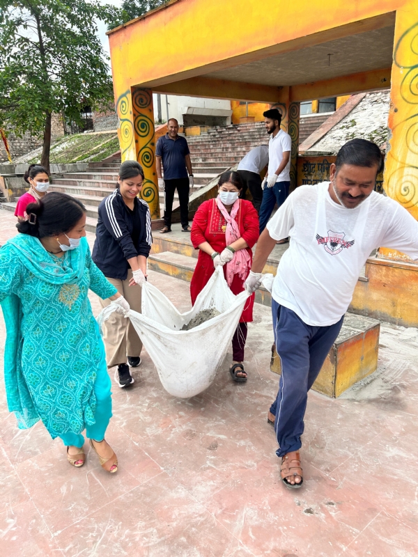 डीएम के निर्देश पर श्रीनगर के अलकेश्वर घाट पर सफाई अभियान चलाते नगर निगम के कर्मचारी