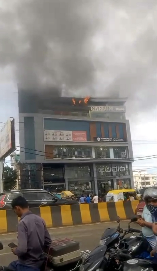 पटना के सगुना मोड़ दानापुर में   मॉल में आग लगने के बाद धुआं और लपटें उठती हुई