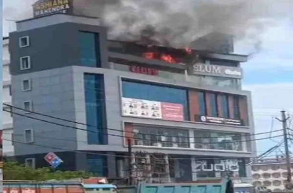 रेसटाेरेंट में लगी आग की फाेटाे्