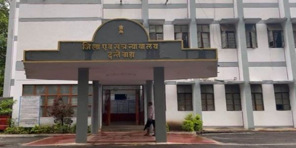 सड़क निर्माण में भारी अनियमितता, कार्यपालक अभियंता व प्रभारी एसडीओ काे तीन वर्ष की सश्रम कारावास