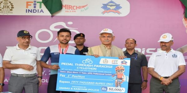 उपराज्यपाल सिन्हा ने पेडल थ्रू पैराडाइज साइकिल रेस के विजेताओं को किया सम्मानित