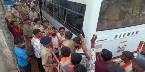 धर्मांतरण के व‍िरोध में बजरंग दल के कार्यकर्ताओं ने हनुमान चालीसा का पाठ कर क‍िया प्रदर्शन, पादरी ह‍िरासत में