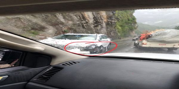 सड़क पर चलती कार पर गिरा बड़ा पत्थर, आगरा के तीन युवक घायल