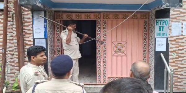 धोखाधड़ी के आरोपी भू-माफिया राजकुमार रंजन के घर पुलिस ने की कुर्की कार्रवाई