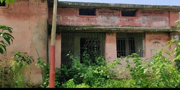 आंगनबाड़ी भवन जर्जर, किराये के मकान में हो रहा संचालन