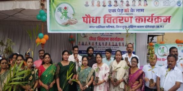 किरंदुल नगर पालिका ने पर्यावरण संरक्षण के लिए निशुल्क वितरित किए एक हजार पौधे