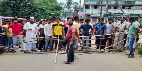 लगातार बारिश से जलमग्न अरामबाग और खानाकुल, जर्जर सड़क और पुलों को लेकर ग्रामीणों का पथावरोध
