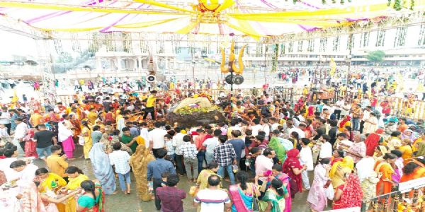 सावन में शिव भक्‍तों में भारी उत्‍साह, कुबेरेश्वरधाम पर पहुंचे एक लाख से अधिक श्रद्धालु