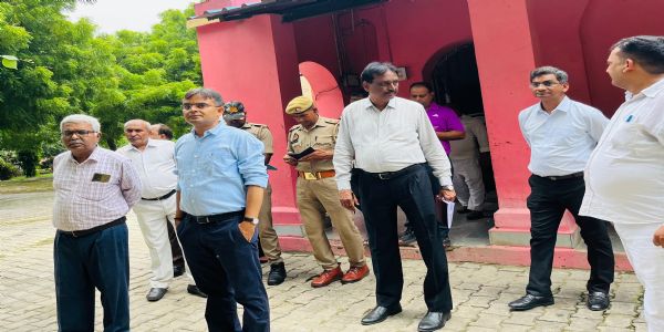 जिलाधिकारी ने मानसिक चिकित्सालय का किया औचक निरीक्षण