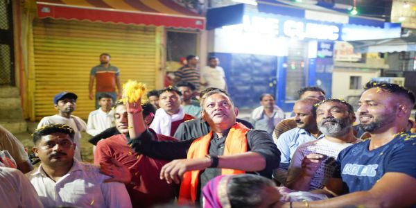 समाज कल्याण मंत्री इंद्राज ने फूल बरसाकर किया कांवड़ियों का अभिनंदन