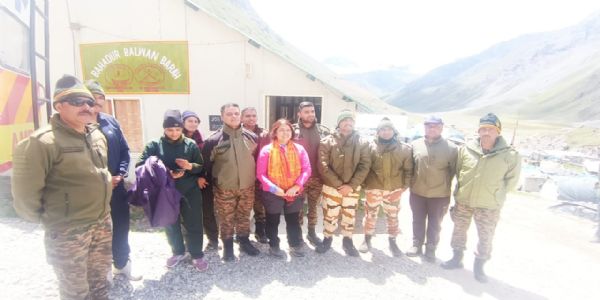 पिथौरागढ़ के गूंजी पहुंची भाजपा की वरिष्ठ नेत्री मीनाक्षी लेखी, खराब मौसम में उड़ान नहीं भर पाया हेलीकॉप्टर