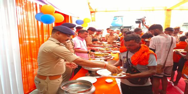कांवड़ियों की सेवा में पुलिस विभाग ने लगाया भंडारा